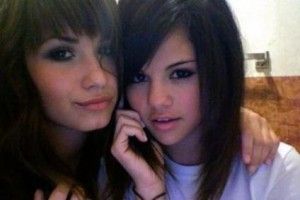 demi-lovato-selena-gomez_neon_cikk_lead_fill_424x283.jpg