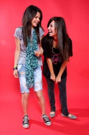selena-gomez-demi-lovato.jpg