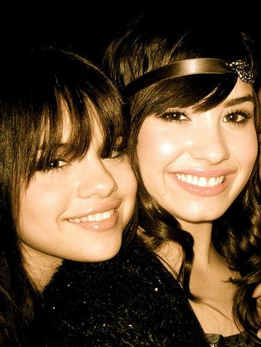selenagomezdemilovatoselenaanddemi.jpg